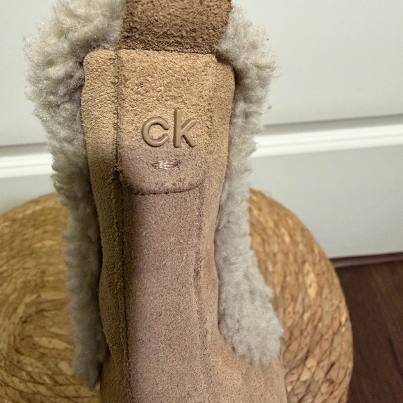 Calvin Klein Tan Suede Sherpa Chelsea Boots Chunky Sole Size 7 - Picture 3 of 4